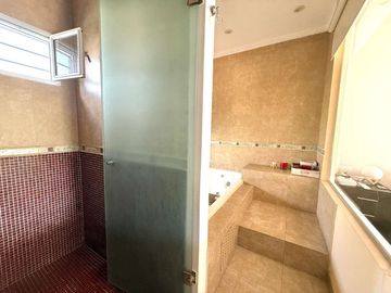 CASA VENTA 4AMB CASTELAR SUR PARQUE COCHERA