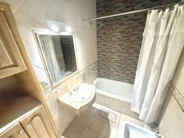 CASA VENTA 4AMB CASTELAR SUR PARQUE COCHERA