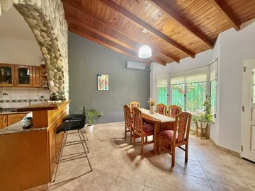 CASA VENTA 4AMB CASTELAR SUR PARQUE COCHERA