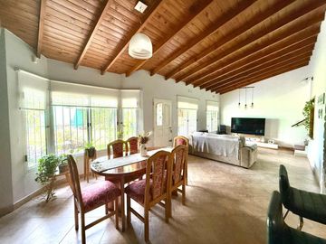 CASA VENTA 4AMB CASTELAR SUR PARQUE COCHERA