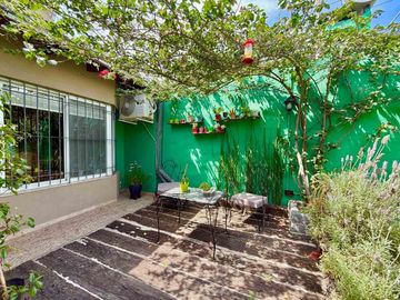 CASA VENTA 4AMB CASTELAR SUR PARQUE COCHERA