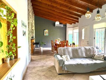 CASA VENTA 4AMB CASTELAR SUR PARQUE COCHERA