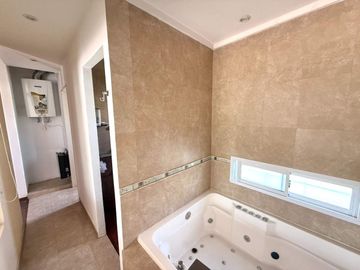 CASA VENTA 4AMB CASTELAR SUR PARQUE COCHERA