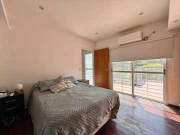 CASA VENTA 4AMB CASTELAR SUR PARQUE COCHERA