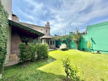 CASA VENTA 4AMB CASTELAR SUR PARQUE COCHERA