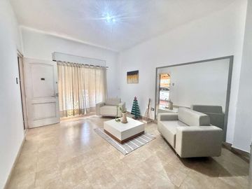 CASA VENTA 4AMB CASTELAR SUR PARQUE COCHERA