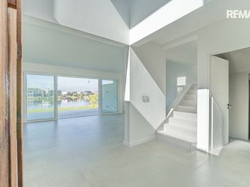 VENTA CASA A ESTRENAR S LA LAGUNA BO SANTA ANA