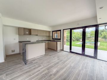 CASA EN VENTA 2 DRMITORIOS, ROLDAN