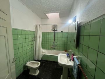 VENTA CASA 2 DORMITORIOS B. LA SEXTA CON PATIO