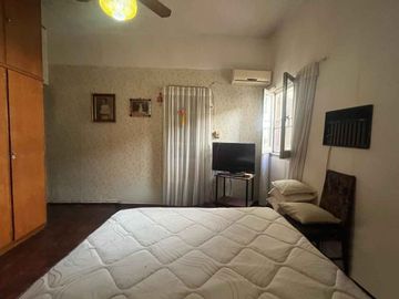 VENTA CASA 2 DORMITORIOS B. LA SEXTA CON PATIO