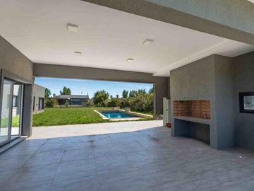 CASA EN VENTA 3 DORM PUERTO ROLDÁN