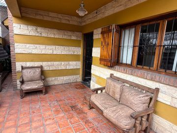 CASA 5 AMB. CON DOBLE COCHERA EN V. SARMIENTO