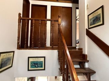 CASA 5 AMB. CON DOBLE COCHERA EN V. SARMIENTO