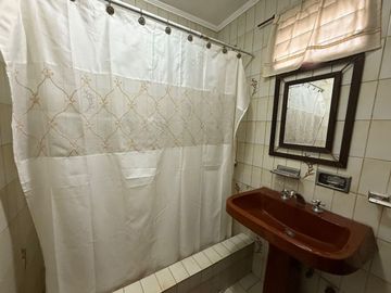 CASA 5 AMB. CON DOBLE COCHERA EN V. SARMIENTO