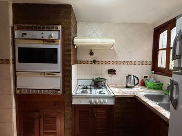 CASA 5 AMB. CON DOBLE COCHERA EN V. SARMIENTO