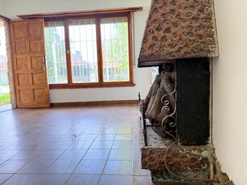 Casa 4 ambientes cochera y parque Punta Mogotes