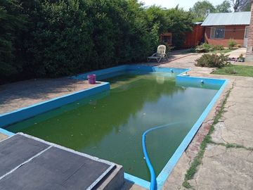 Casa en venta con depto y pileta, apto crédito.