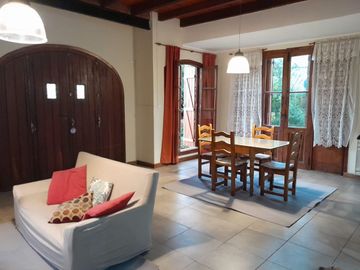 Casa en venta con depto y pileta, apto crédito.