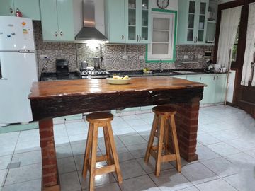 Casa en venta con depto y pileta, apto crédito.