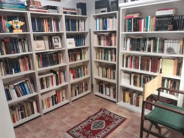 Casa en venta con depto y pileta, apto crédito.