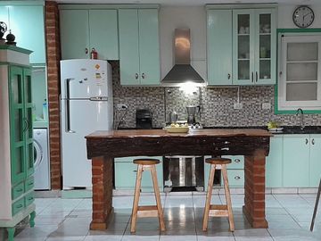 Casa en venta con depto y pileta, apto crédito.