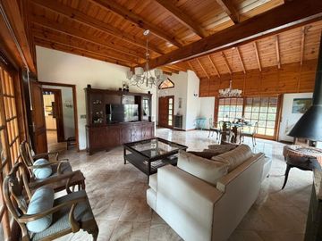 Venta casa en Las Brisas Country Club en Pilar