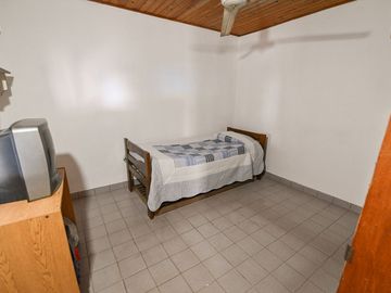 CASA EN VENTA 350 MTS2 TERRENO + PILETA ZONA UNR