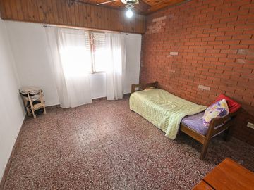 CASA EN VENTA 350 MTS2 TERRENO + PILETA ZONA UNR
