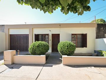 CASA EN VENTA 350 MTS2 TERRENO + PILETA ZONA UNR