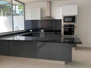 Casa en Venta en Cumbres del Lago, caseta de vigilancia 24 horas, 4 recámaras