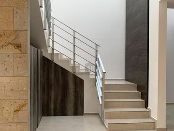 Casa en Venta en Cumbres del Lago, caseta de vigilancia 24 horas, 4 recámaras
