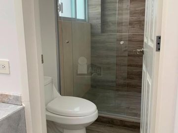 Casa en Venta en Cumbres del Lago, caseta de vigilancia 24 horas, 4 recámaras