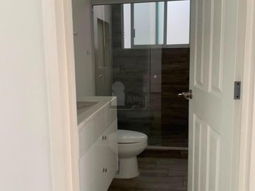 Casa en Venta en Cumbres del Lago, caseta de vigilancia 24 horas, 4 recámaras