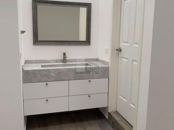 Casa en Venta en Cumbres del Lago, caseta de vigilancia 24 horas, 4 recámaras
