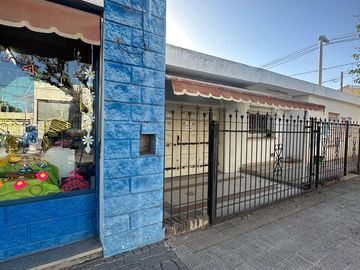 CASA ESQUINA + LOCAL COMERCIAL EN BARRIO ITUZAINGO