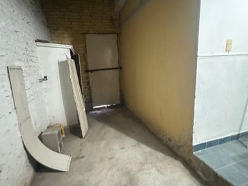 CASA ESQUINA + LOCAL COMERCIAL EN BARRIO ITUZAINGO
