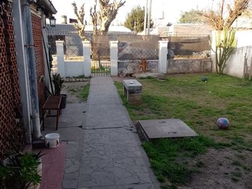 CASA CON GRAN PARQUE EN JOSE C. PAZ