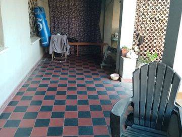 CASA CON GRAN PARQUE EN JOSE C. PAZ