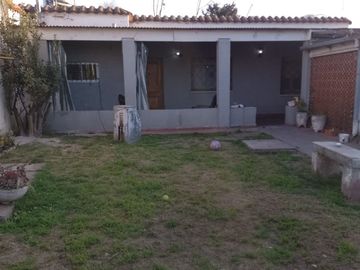 CASA CON GRAN PARQUE EN JOSE C. PAZ
