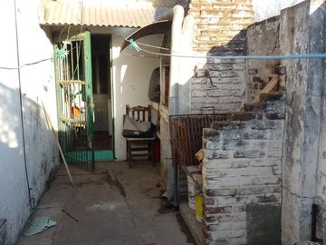 CASA CON GRAN PARQUE EN JOSE C. PAZ