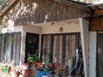Lote 4870 m2,  muy arbolado y casa, Pza. Huincul