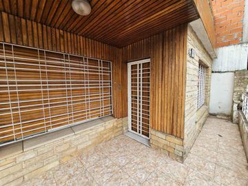 VENTA CASA 4 AMBIENTES MERLO - PARQUE Y COCHERA
