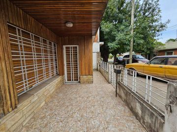 VENTA CASA 4 AMBIENTES MERLO - PARQUE Y COCHERA