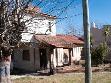 CASA 5 DORMITORIOS EN VENTA LA PLATA