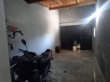 Casa 3 ambientes en venta en Los Hornos con jardín