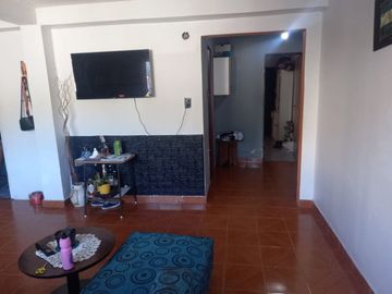 Casa 3 ambientes en venta en Los Hornos con jardín