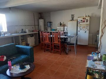 Casa 3 ambientes en venta en Los Hornos con jardín