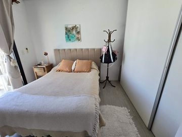 HERMOSO DUPLEX DE 4 AMB. CON COCHERA Y PARQUE