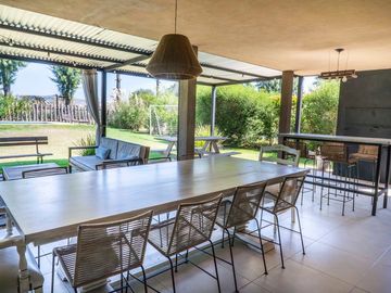 VENTA CASA 5amb B. SAN ISIDRO LABRADOR,DIQUE LUJAN