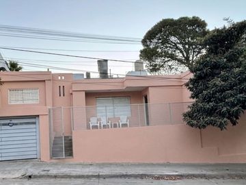ALQUILER CASA 3 DORM B SARMIENTO COCHERA Y PATIO